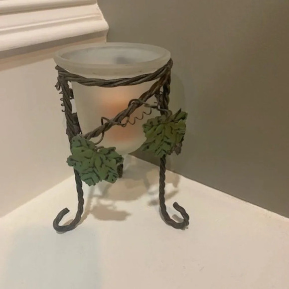 Metal wire candle holder w/tea light candle - Picture 2 of 5